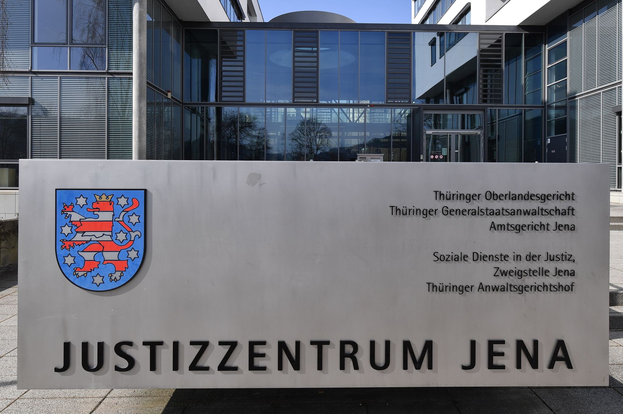 Justizzentrum Jena 
Am Oberlandesgericht Jena sind vier Mitglieder der Kampfsportgruppe Knockout 51 verurteilt worden. picture alliance / Martin Schutt/dpa-Zentralbild/dpa