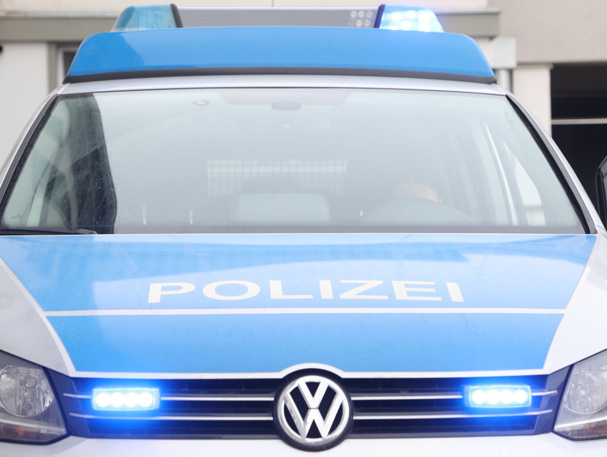 Polizei in Thringen 
Eine Frau hat eine unbekannte Substanz vor der Polizeiinspektion Eisenach angeszndet. (Symbolbild) Bodo Schackow/dpa