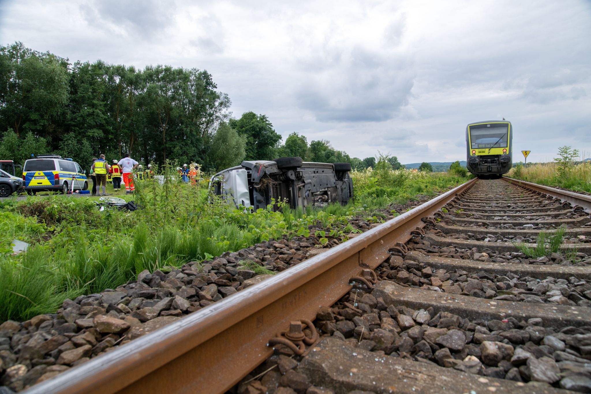 Tdlicher Zusammensto zwischen Zug und Auto 
Bei einem Zusammensto zwischen einem Zug und einem Auto ist an einem Bahnbergang im bayerischen Landkreis Coburg eine Frau ums Leben gekommen. Pia Bayer/dpa  DPA