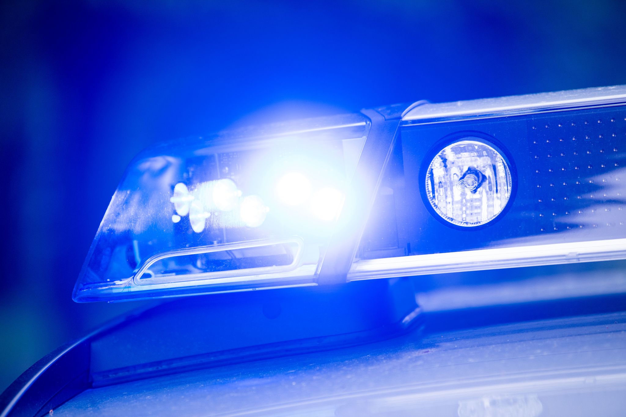 Polizei Blaulicht (Symbolbild) 
Die Polizei ermittelt wegen bandenmigen Betrugs. (Symbolbild) Lino Mirgeler/dpa