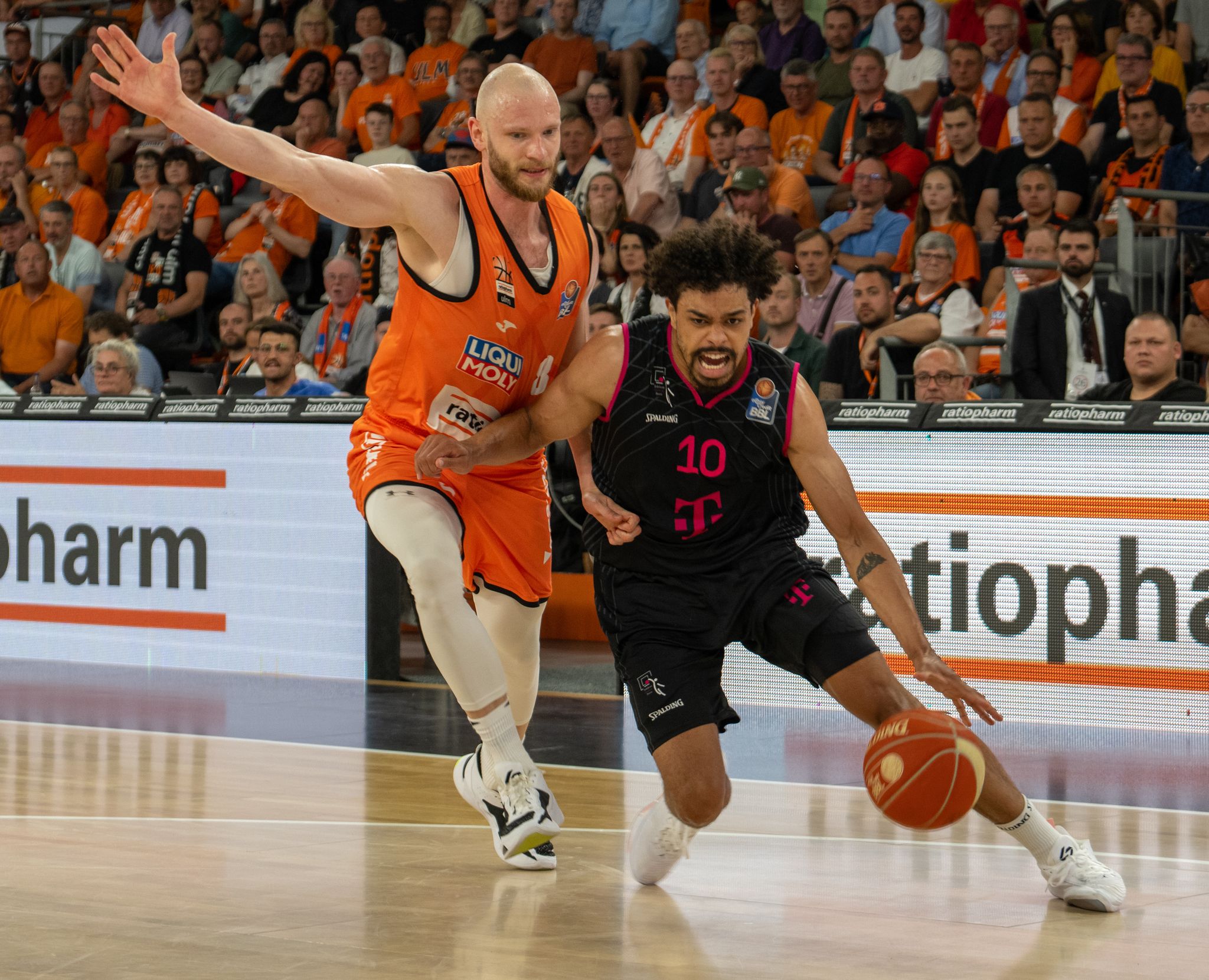 Robin Christen (l) 
Robin Christen (l) wechselt in die 2. Basketball-Bundesliga. Stefan Puchner/dpa  DPA