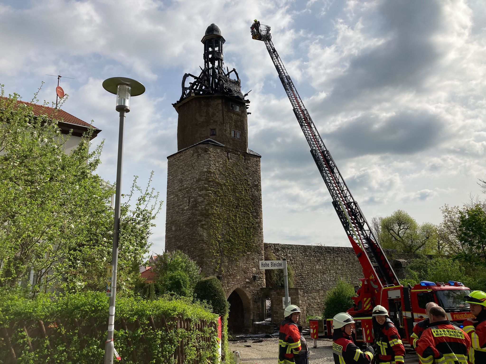 Feuer in der Spitze vom Neutorturm Arnstadt 
Mitte April wurde die Kuppel des Arnstdter Wahrzeichens weitgehend zerstrt (Archivbild) Christopher Kissmann/dpa