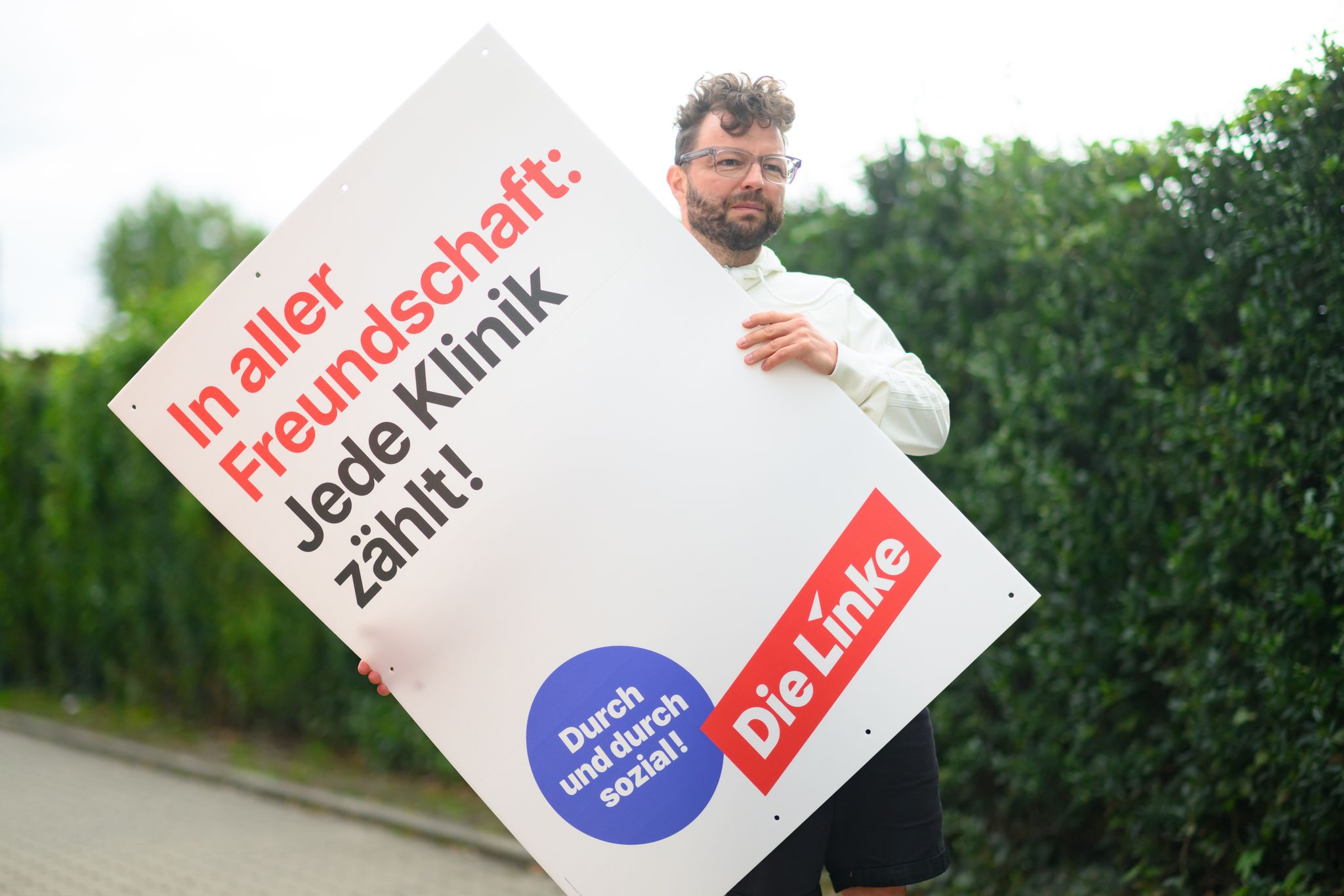 MDR geht gegen Die Linke wegen Wahlplakat vor 
Alles andere als in aller Freundschaft: Der MDR geht juristisch gegen Wahlplakate der schsischen Linken vor. Robert Michael/dpa  DPA