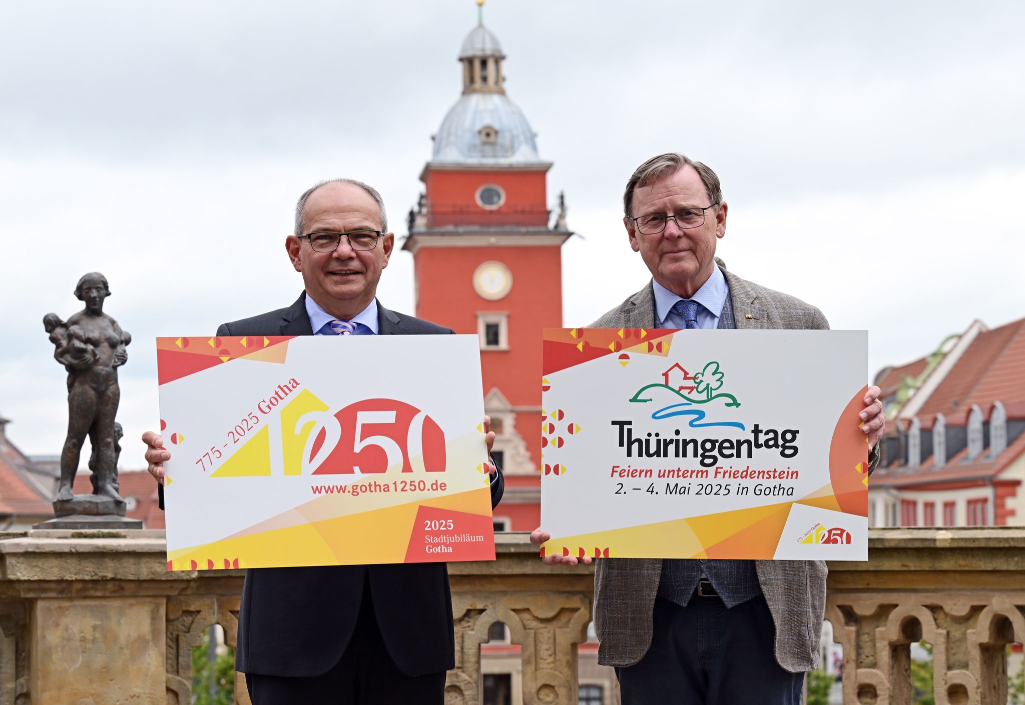 Vorbereitung des Thringentag 2025 in Gotha 
Gotha bereitet sich auf den Thringentag 2025 vor. Ministerprsident Bodo Ramelow (r.) und OB Knut Kreuch (SPD) mit den Logos von Landesfest und Stadtjubilum vor dem Historischen Rathaus. Martin Schutt/dpa