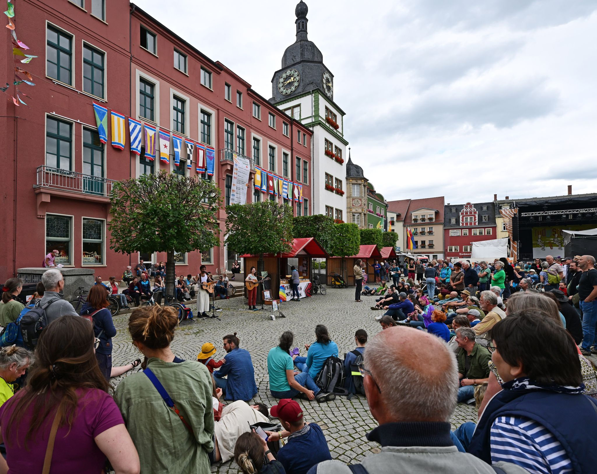 Rudolstadt-Festival 
Fester Bestandteil des Rudolstadt-Festivals sidn die vielen Straenmusiker in der Innenstadt. Martin Schutt/dpa