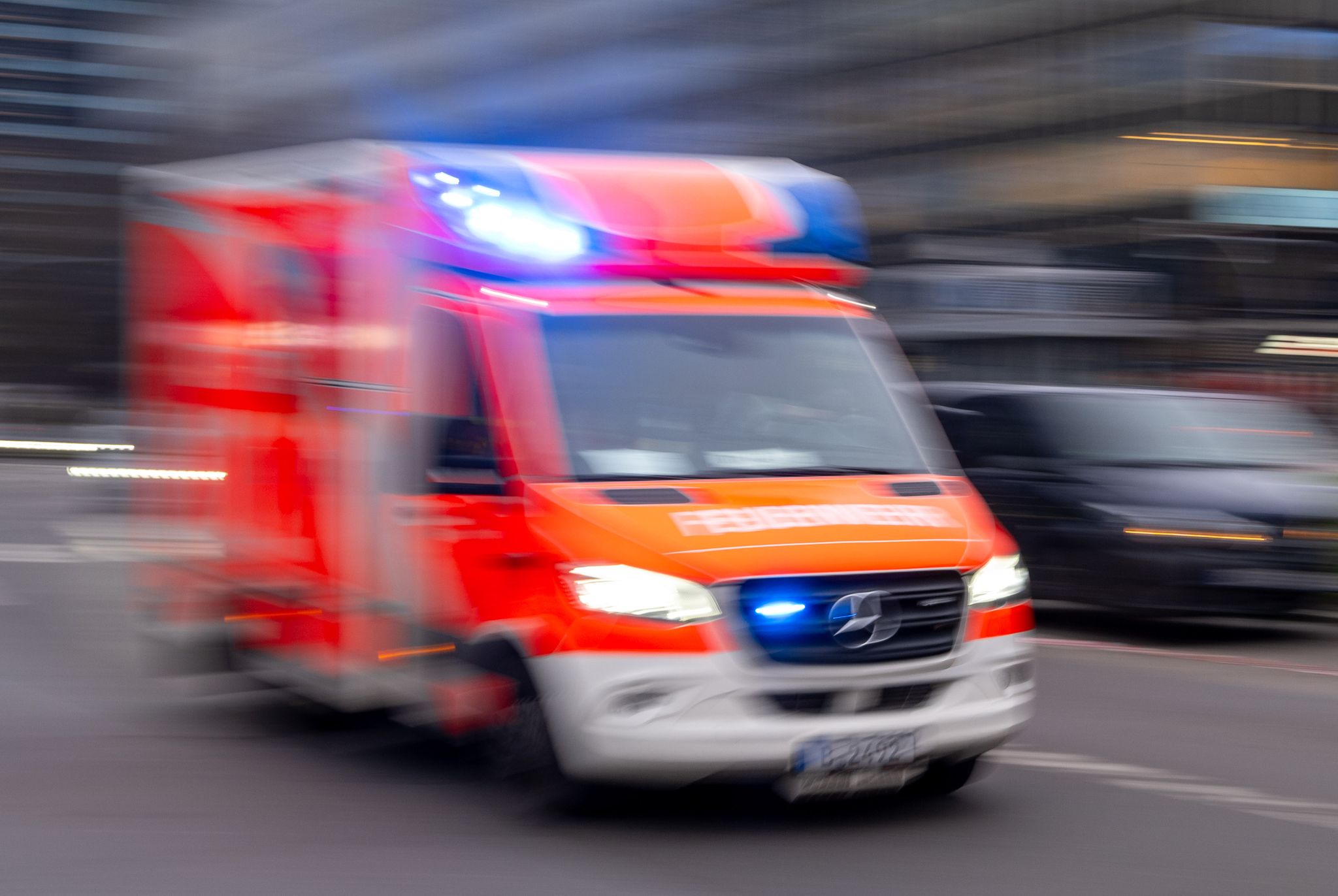 Rettungswagen 
Verpuffung in einer Kneipe: Vier Menschen werden verletzt (Symbolfoto). Monika Skolimowska/dpa