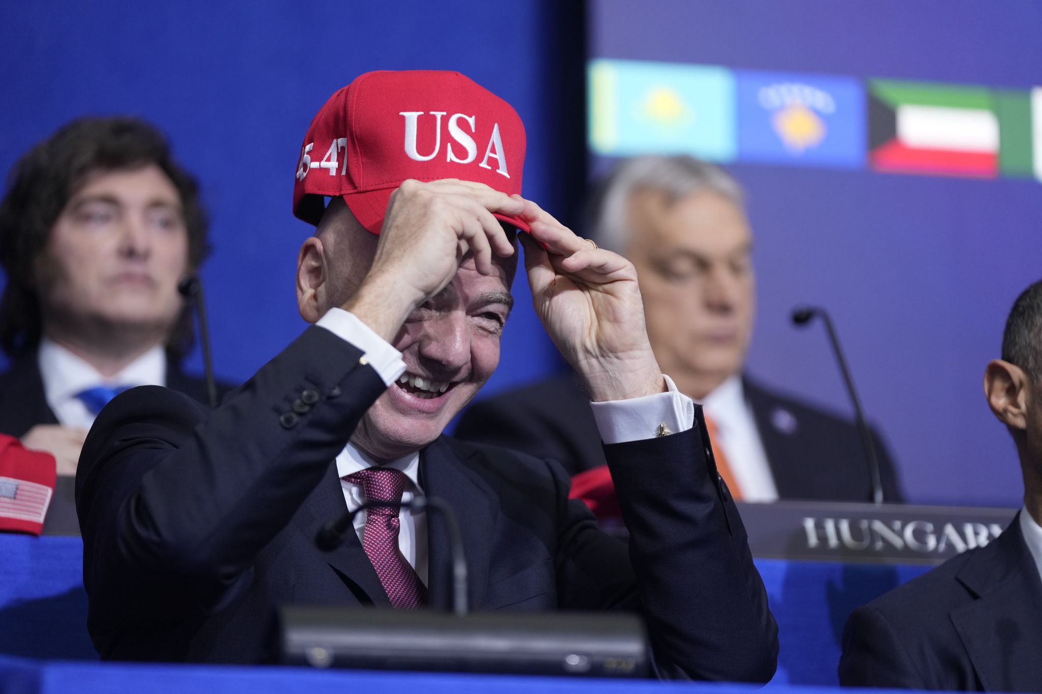 Gianni Infantino setzt sich eine USA-Kappe auf. (Archivbild)
