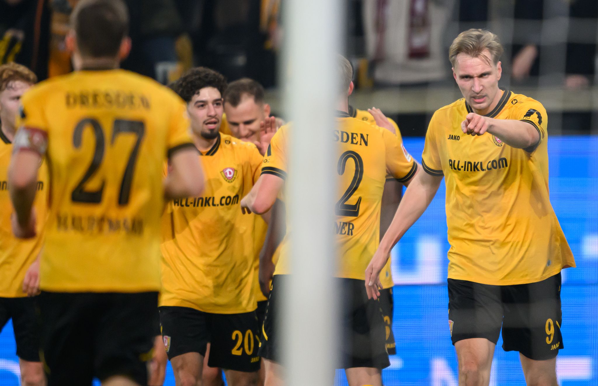 Vincent Vermeij (Dynamo Dresden, r) jubelt nach seinem Tor zum 2:0.