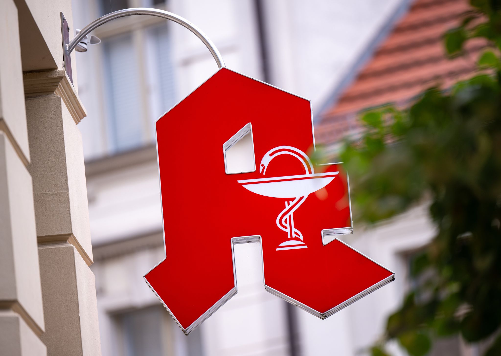 Kann auch Impfen: Einige Gesundheitsdienstleistungen gibt es auch in der Apotheke - oft geht es hier schneller als beim Arzt.
