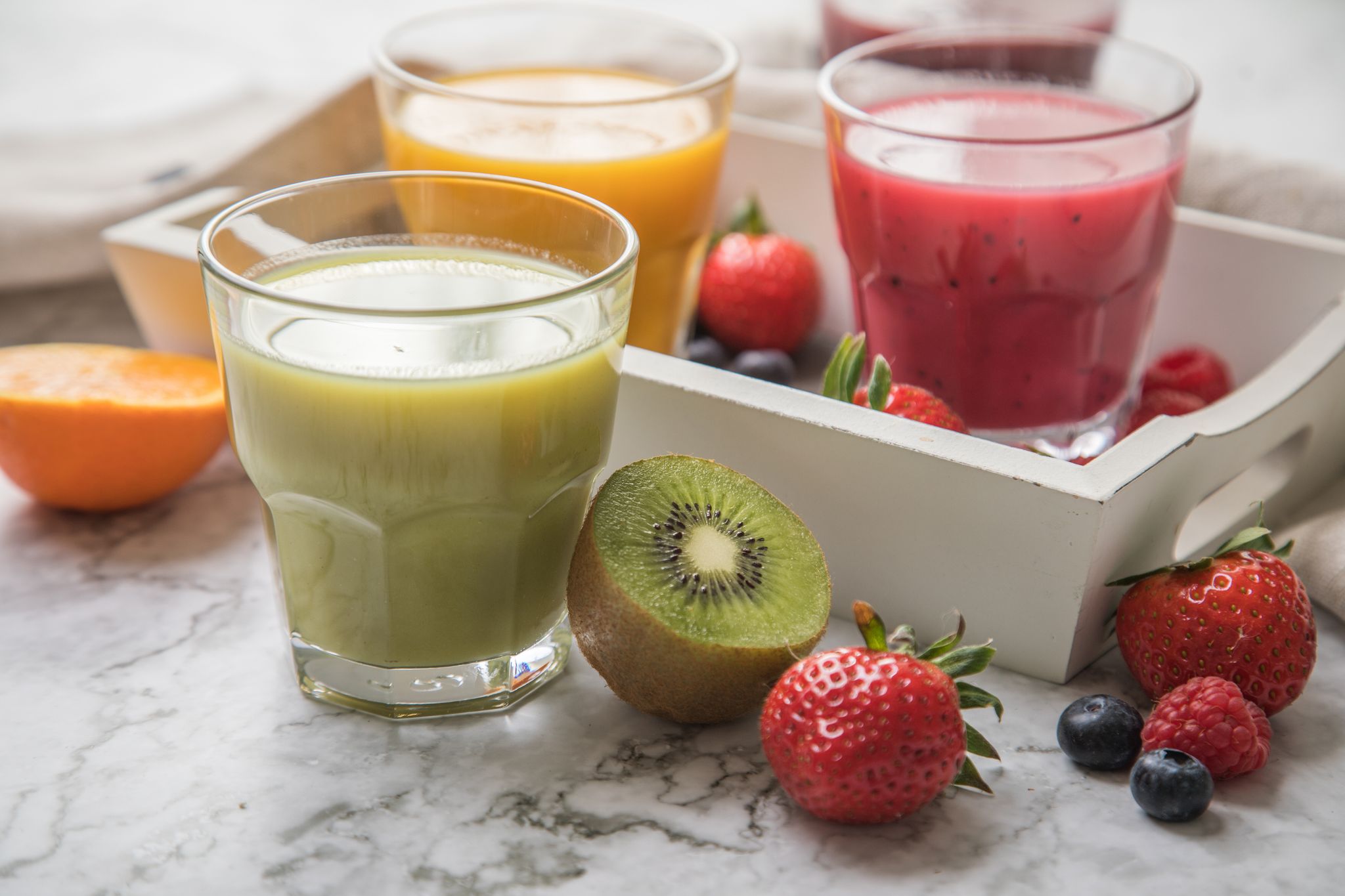 Fruchtgetränk mit weniger Zucker? Wer selbst mixt und Spinat, Gurke oder Kräuter dazugibt, drückt den Zuckergehalt – und bekommt trotzdem Vitamine & Co.
