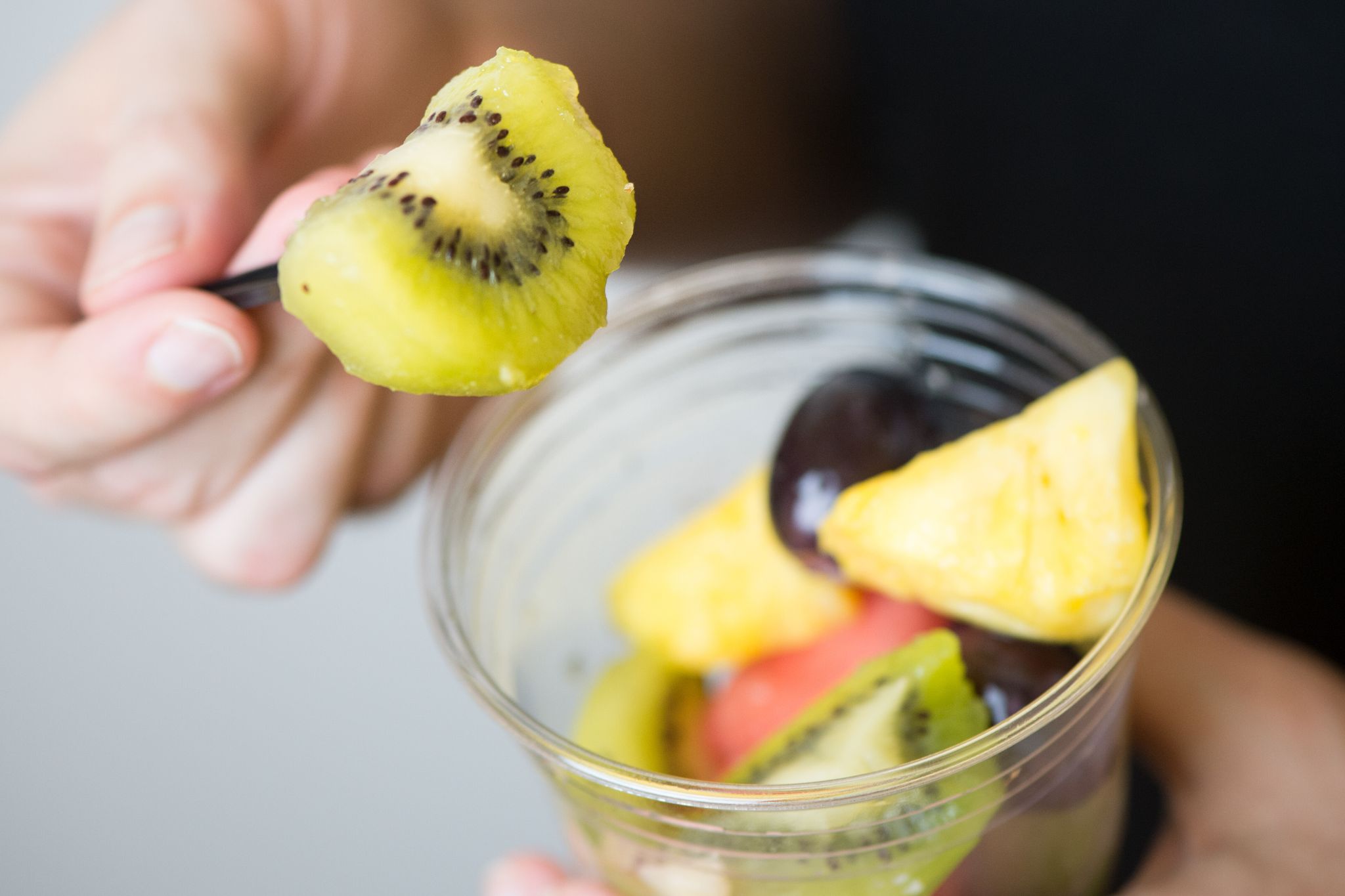 Praktisch, aber auch leicht verderblich: Geschnittenes Obst sollte zügig verzehrt und richtig gelagert werden.