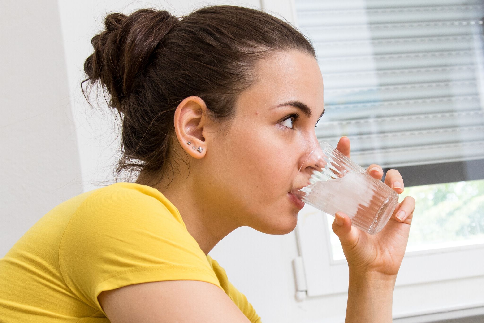 Ob's hilft? Ein Glas kaltes Wasser trinken ist ein Tipp, damit der Schluckauf aufhört.