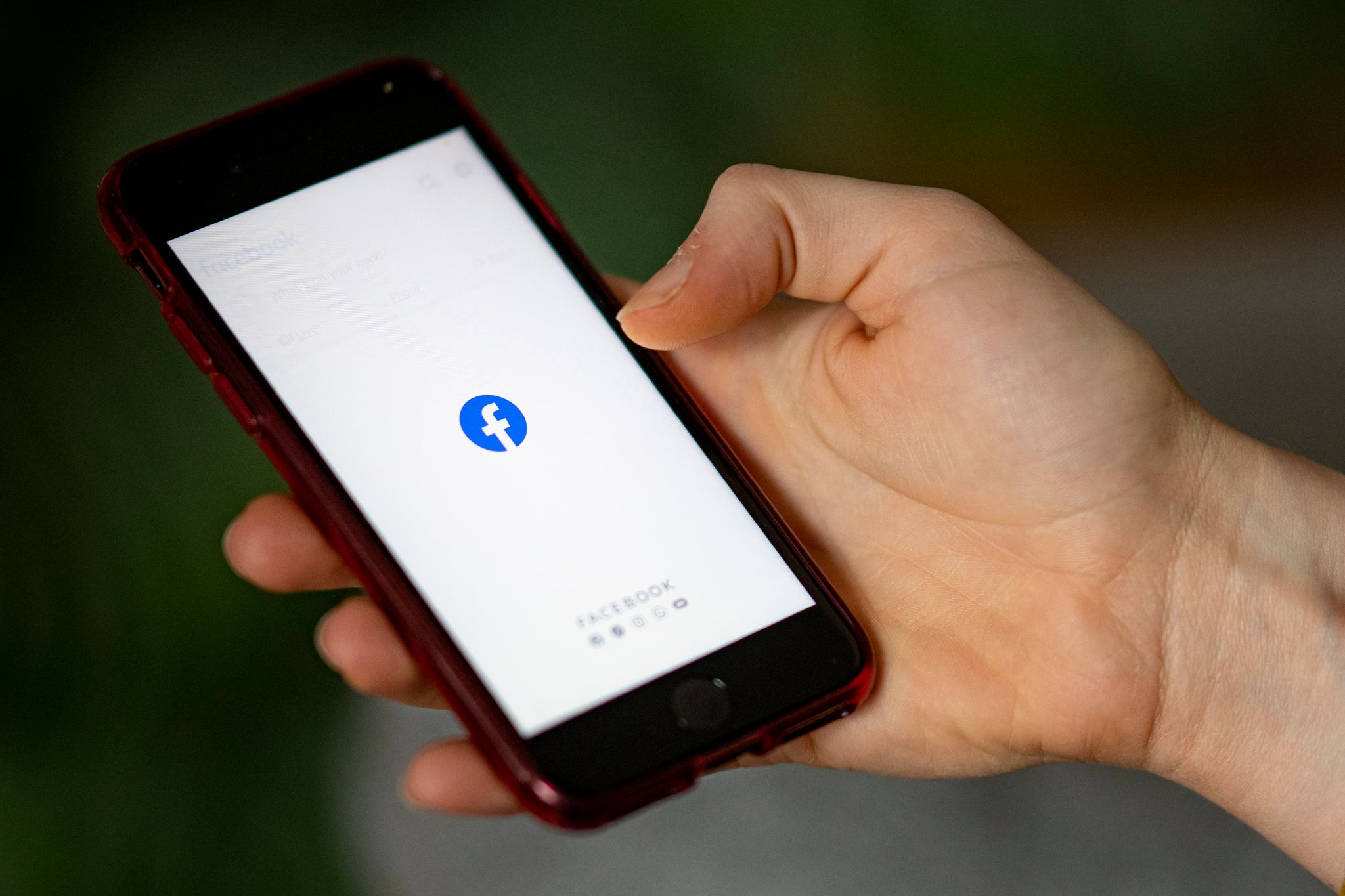 Der Datenschutz-Skandal um Cambridge Analytica wirkt für den Facebook-Konzern immer noch nach. (Archivbild)