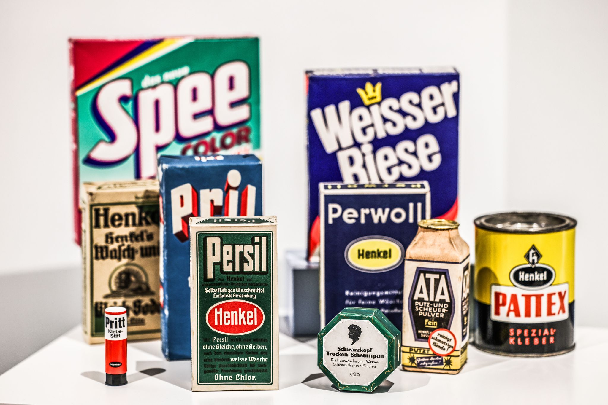 Ein Reihe historischer Produktverpackungen bekannter Henkel-Produkte.