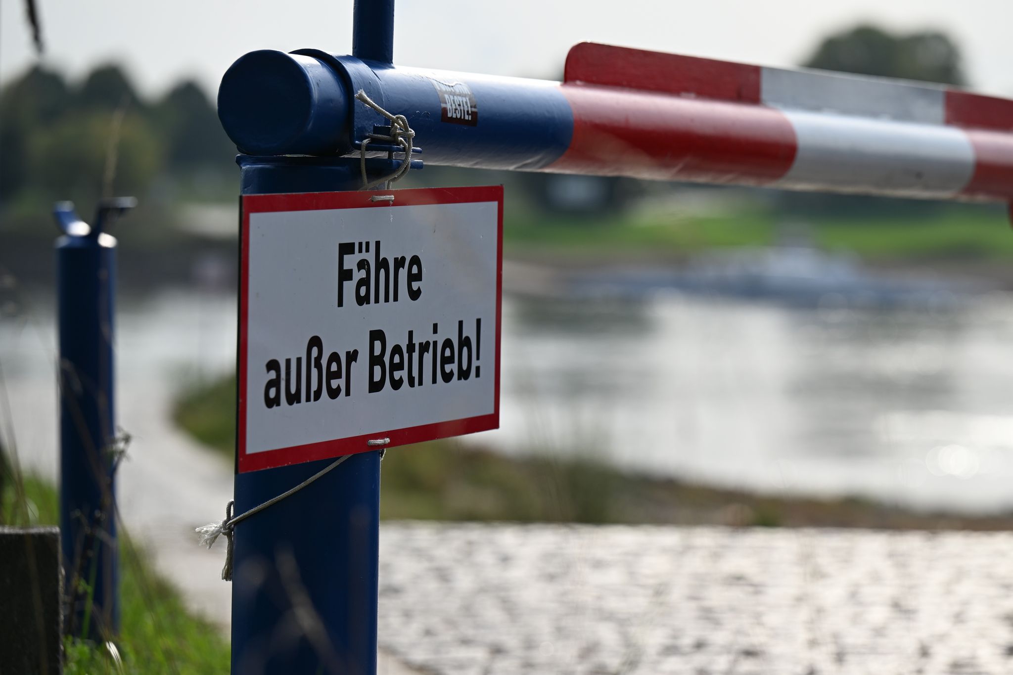 Das Wetter ist schön sonnig, doch der Ausflug endet an der Schranke statt auf der Rheinfähre nach Zons. (Archivbild)