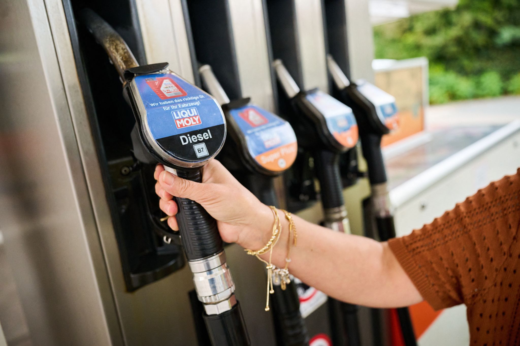 Seit dem 1. Oktober gilt für Benzin und Diesel, die Tanklager und Raffinerien verlassen, ein Steuernachlass von 16,7 Cent pro Liter.