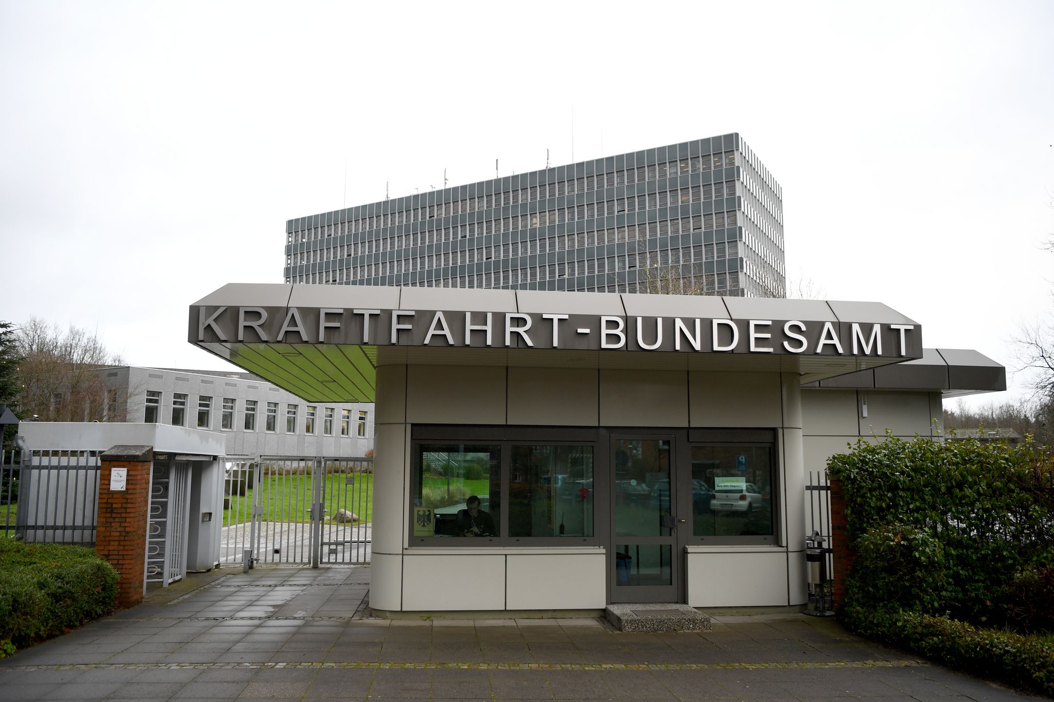 Das Kraftfahrt-Bundesamt in Flensburg. Nach Rückrufen bei VW, Audi und Seat ist nun auch Skoda betroffen. (Archivbild)