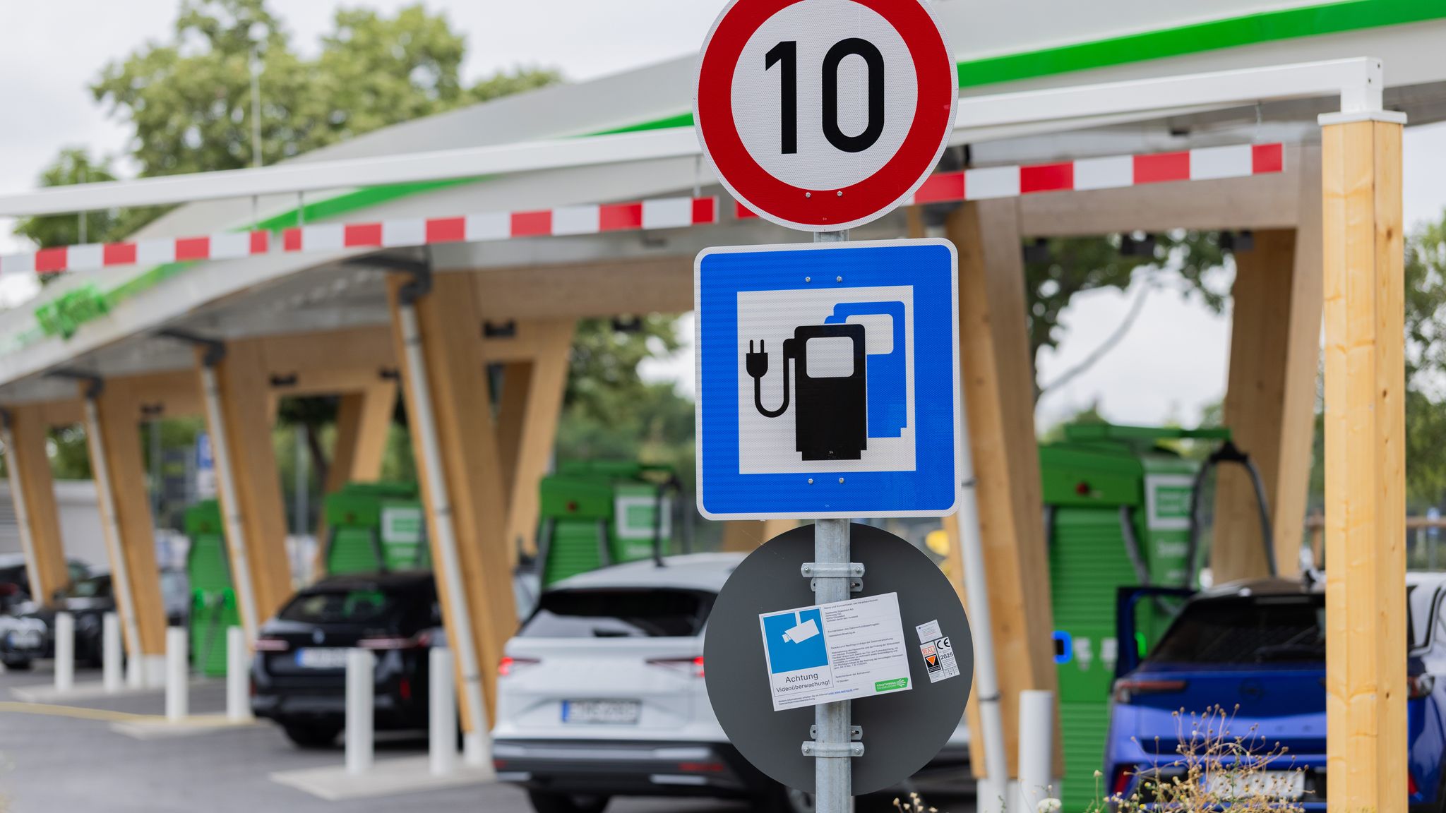 Hohe Spritpreise treiben auch die Preise für neue E-Autos. (Illustration)
