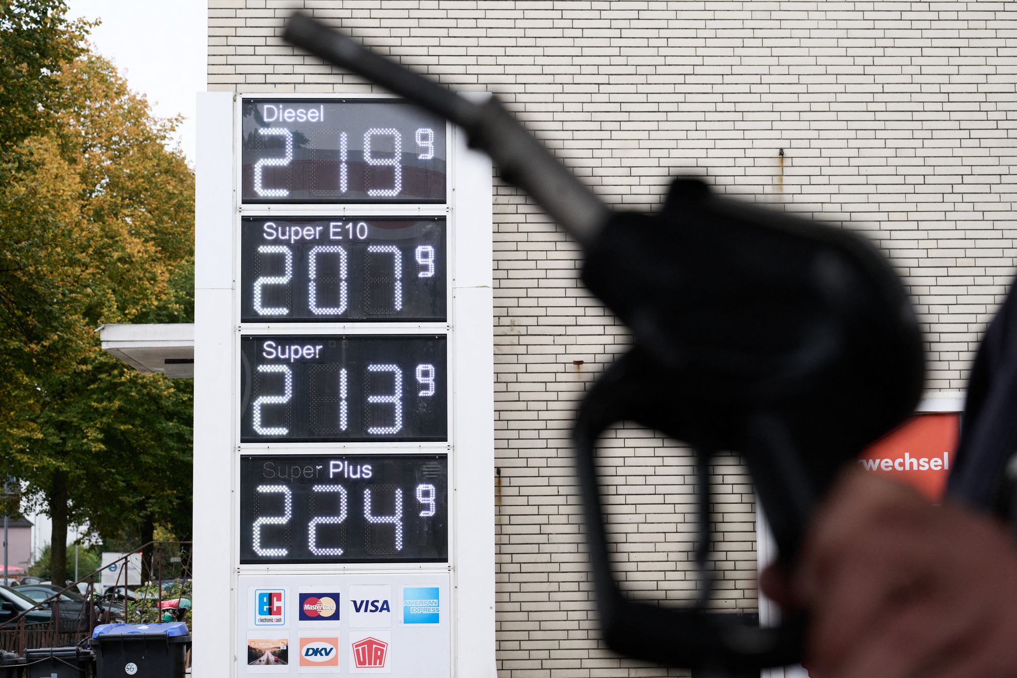 Ob tanken zuletzt billiger oder teurer geworden ist, kommt auf den Kraftstoff an. (Archivbild)
